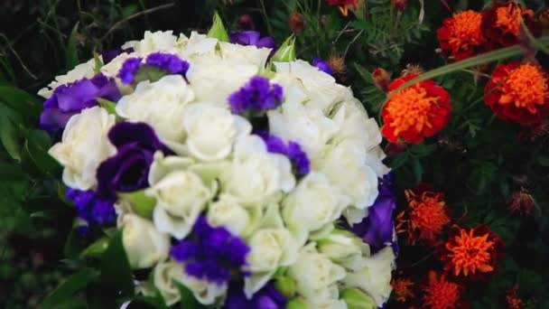 Красивий білий весільний букет — стокове відео