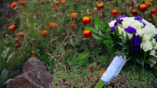 Beautiful white wedding bouquet — Stock Video