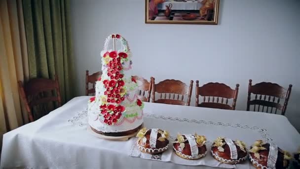 Весільний хліб на вишивальному рушнику — стокове відео