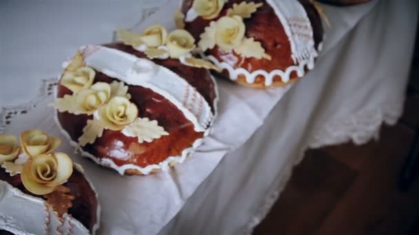 Pão de casamento em uma toalha de bordado — Vídeo de Stock