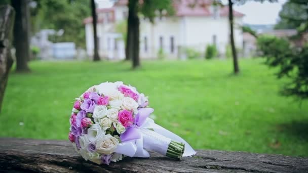 Красивый белый свадебный букет — стоковое видео