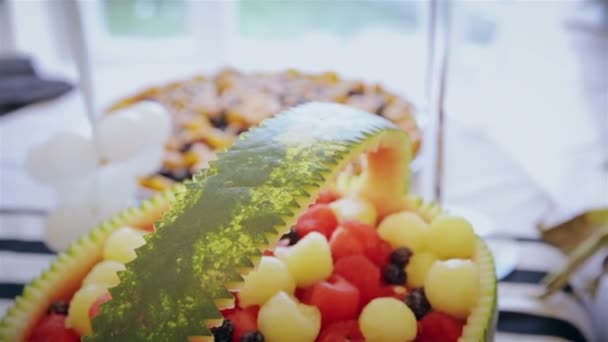 Arranjo de frutas fatiadas, comida suculenta — Vídeo de Stock