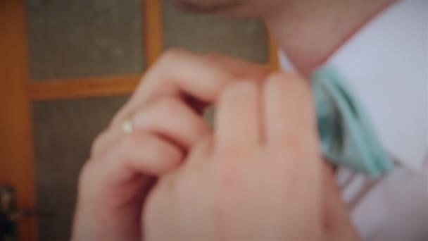 Un joven con una mariposa — Vídeo de stock