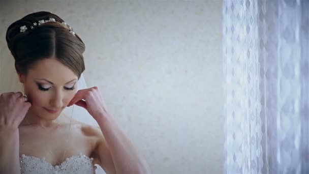 Beautiful bride wearing wedding necklace — Stock Video