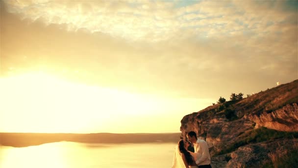 Свадебная пара на пляже на закате — стоковое видео