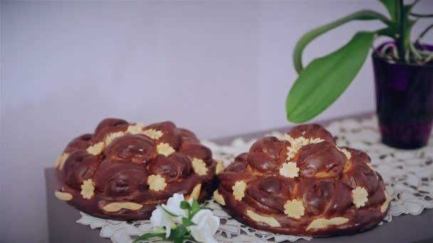 Pão de casamento em uma toalha de bordado — Vídeo de Stock