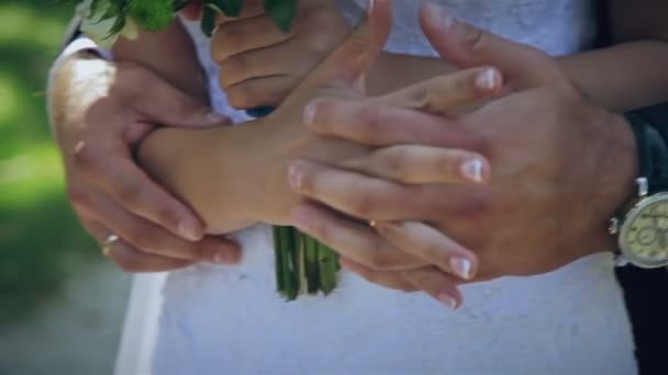 Coppia amorevole che si tiene per mano con anelli — Video Stock