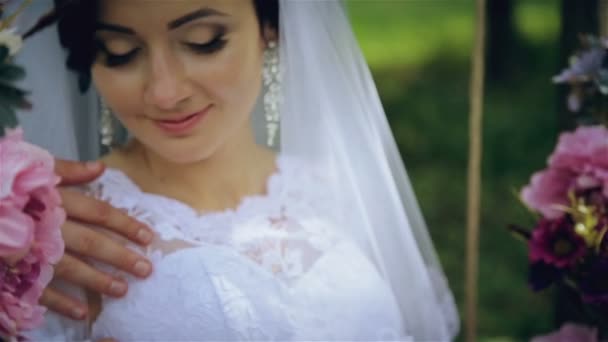 Pareja de boda encantadora Columpio de flores — Vídeo de stock