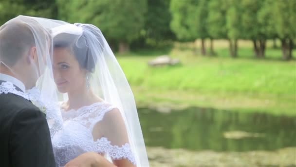Hermosa pareja joven en el jardín verde de la boda — Vídeos de Stock