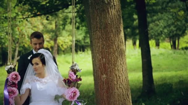 Pareja de boda encantadora Columpio de flores — Vídeo de stock