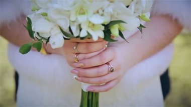Yeni evliler, elinde buket düğün