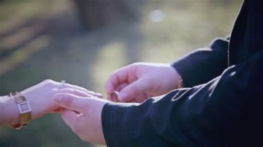 Damat Düğün yüzüğü koyarak