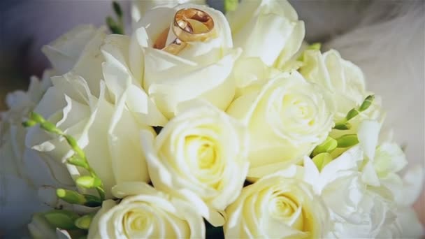 Bouquet d'alliances dans les mains de la mariée 