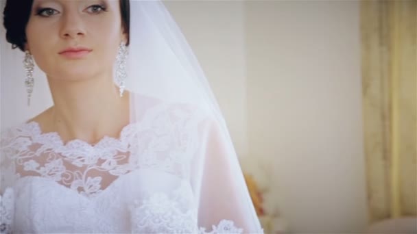 Krásná nevěsta pózuje pro fotoaparát