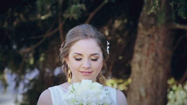 Hermosa novia con ramo de boda — Vídeos de Stock