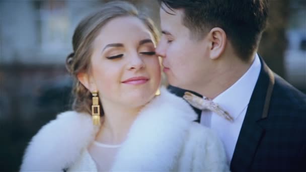 Hermosa boda la joven pareja en el parque — Vídeo de stock