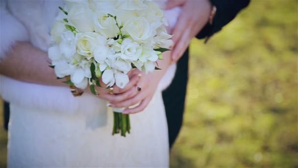 Svatební kytice v rukou novomanželů — Stock video