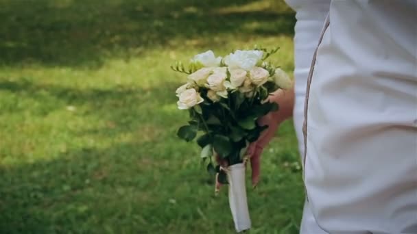 Bouquet de fleurs de mariée entre les mains de la mariée — Video