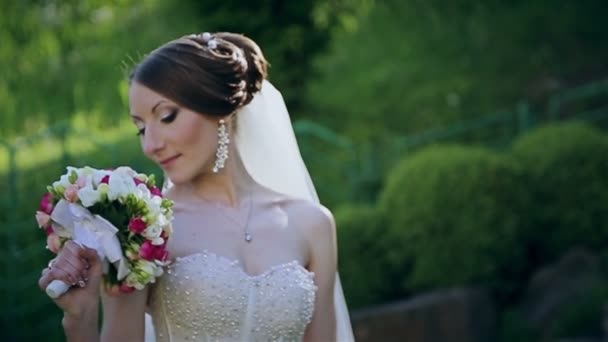 Hermosa pareja de boda en el parque — Vídeo de stock