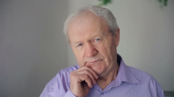 Retrato de ancianos, contemplativo viejo hombre caucásico — Vídeos de Stock