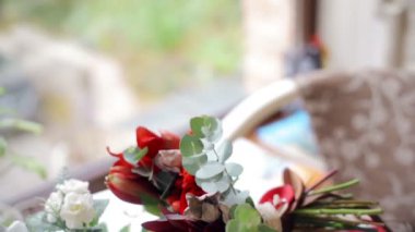 Bir tabloda bir kafede güzel düğün buketi