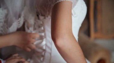 Beyaz elbisesi içinde gelin