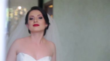 Gelin kamera için poz veriyor.