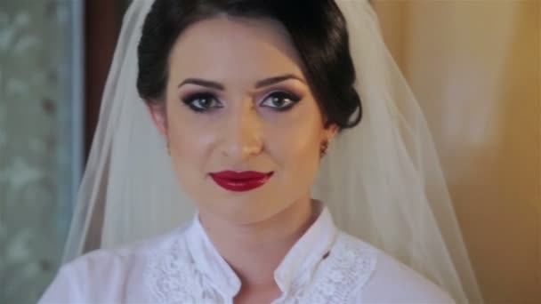 Смотря в камеру красивая невеста — стоковое видео