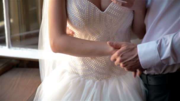 美丽的新婚夫妇在窗口 — 图库视频影像