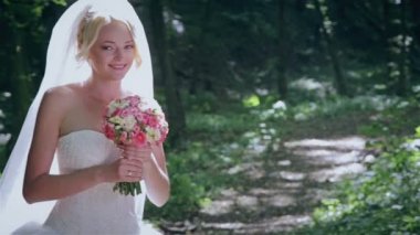 Güzel düğün iki güneşli bir orman içinde