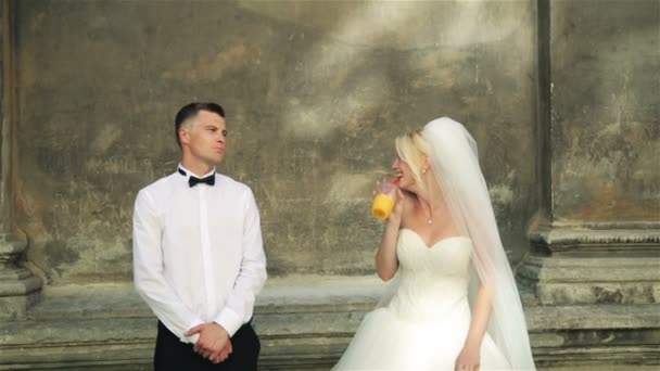 Hermosa pareja de boda en la pared verde — Vídeo de stock