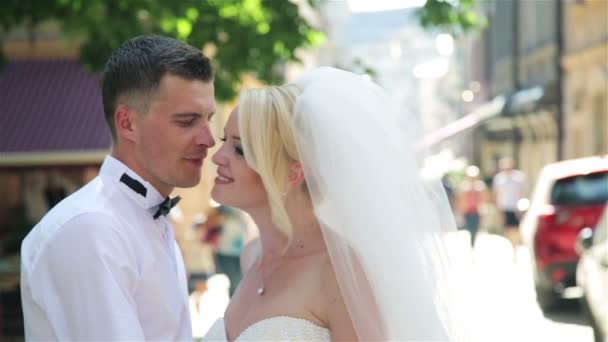 Hermosa pareja de boda besándose en la calle — Vídeos de Stock