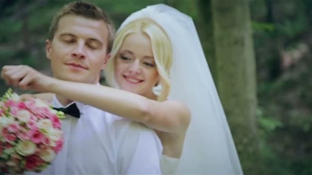 La mariée embrasse le marié dans la forêt — Video