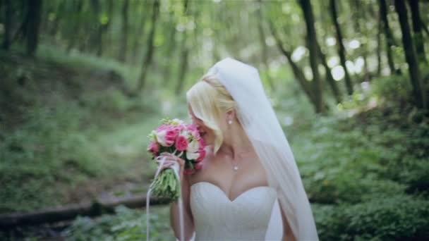 Невеста с букетом в лесу — стоковое видео