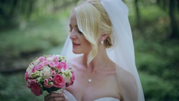 La novia con un ramo en el bosque — Vídeo de stock