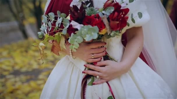 Bouquet de mariage entre les mains de jeunes mariés — Video