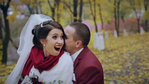Tierna besos boda pareja — Vídeo de stock