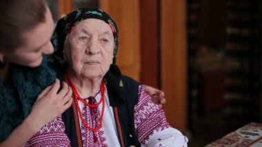 Mutlu büyükanne ve torunu kucaklama