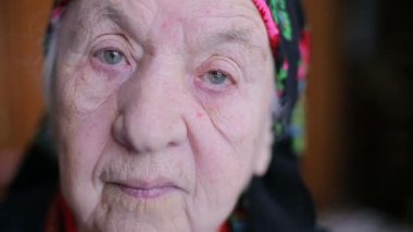 Çok yaşlı bir kadın. Kameraya bakarak