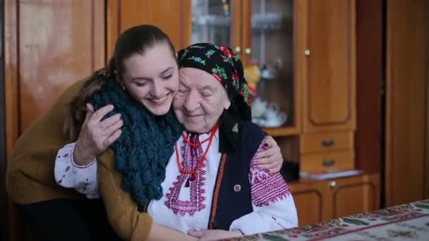 Dorosły wnuczka i babcia bardzo szczęśliwy — Wideo stockowe