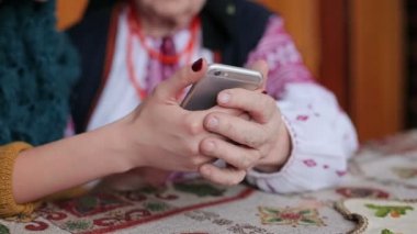 Smartphone kullanarak torunu