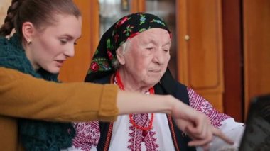 Reaksiyon eski bir dizüstü bilgisayar arayan kadın