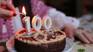 Ateşleme kek üzerine mum. 100 yıldönümü