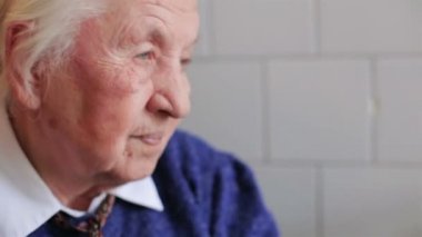 Yaşlı bir kadın üzücü manzara