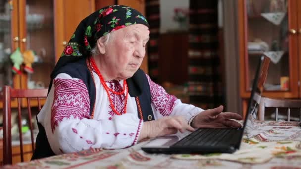 Mormor arbetar med laptop — Stockvideo