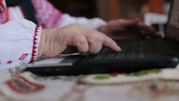 Mãos de uma velha correndo em seu teclado — Vídeo de Stock