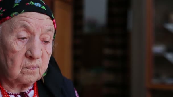 A view of an old woman in a headscarf — Stock Video