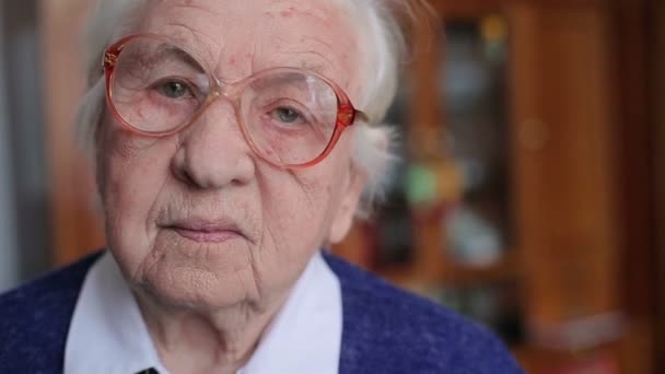 La anciana en gafas — Vídeo de stock