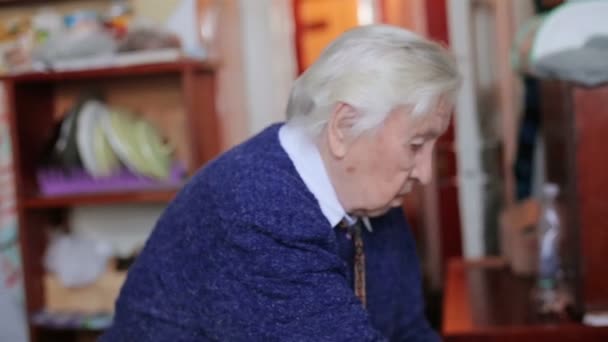 Стара бабуся на кухні — стокове відео