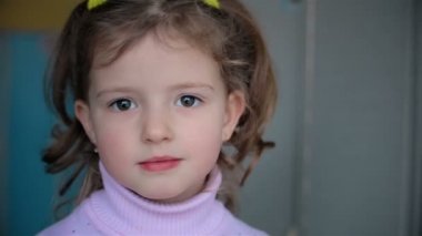 Duygular beş yaşındaki kız bak kamera